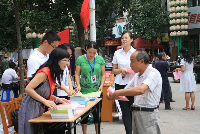 .2010.09.21建宁县志愿者联谊会参与到建宁社科宣传活动.jpg